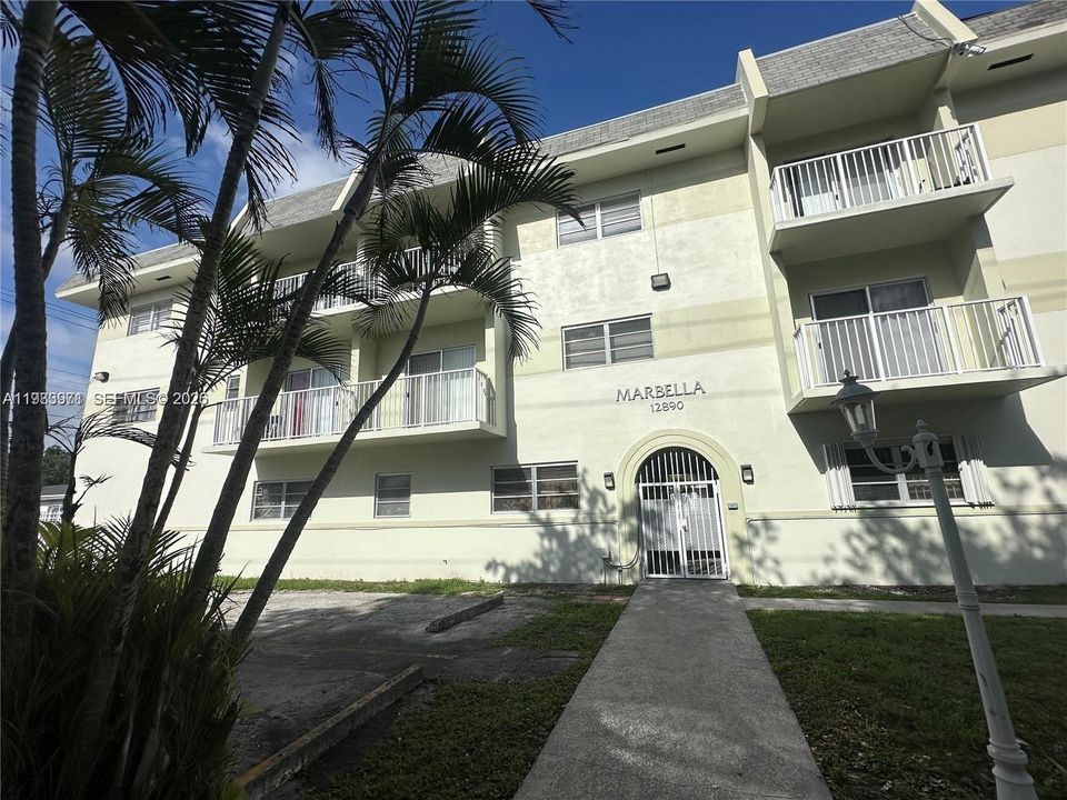 For Sale: $139,000 (1 beds, 1 baths, 714 Square Feet)