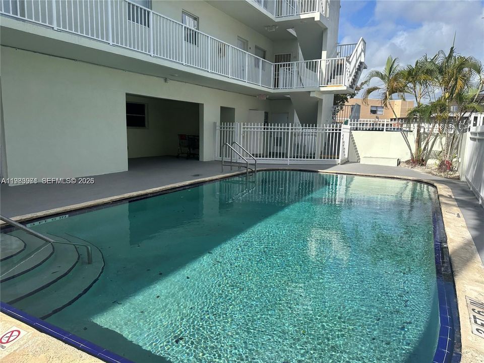 For Sale: $139,000 (1 beds, 1 baths, 714 Square Feet)