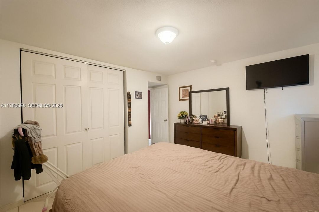 For Sale: $139,000 (1 beds, 1 baths, 714 Square Feet)