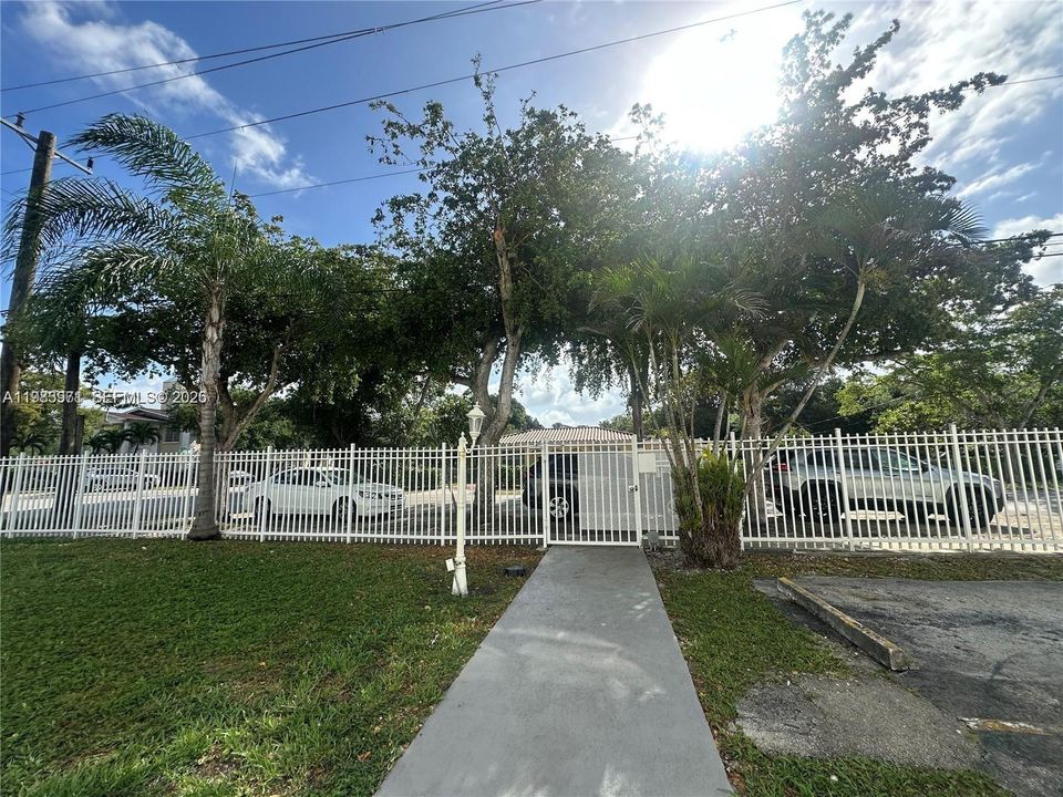 For Sale: $139,000 (1 beds, 1 baths, 714 Square Feet)