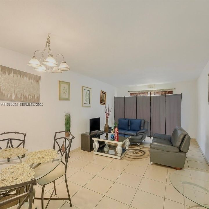 For Sale: $139,000 (1 beds, 1 baths, 714 Square Feet)