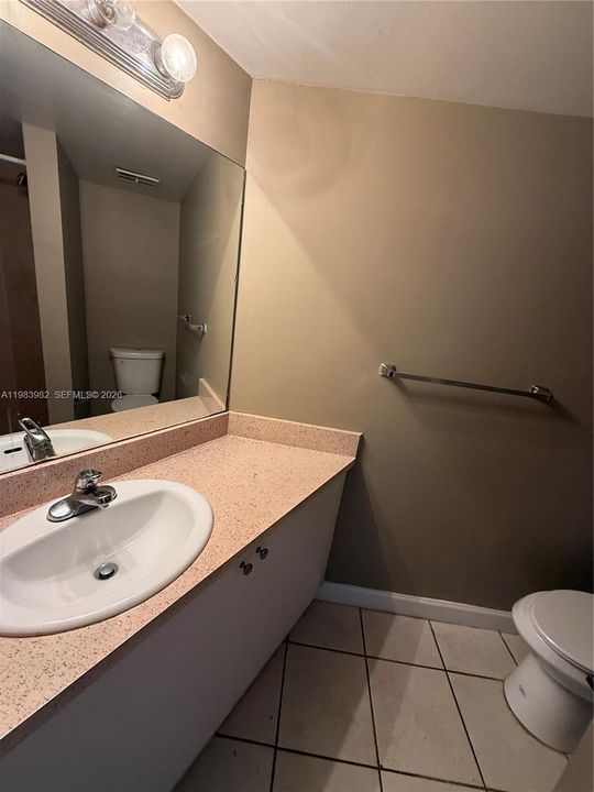 Activo con contrato: $239,000 (2 camas, 2 baños, 960 Pies cuadrados)