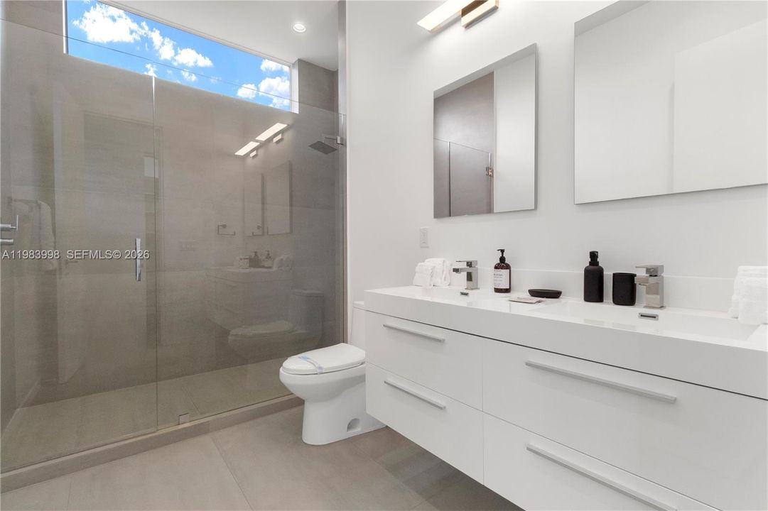 En Venta: $3,199,000 (4 camas, 3 baños, 3804 Pies cuadrados)