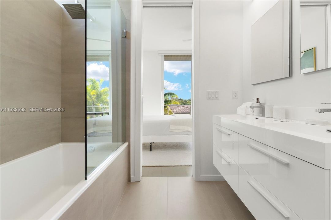 En Venta: $3,199,000 (4 camas, 3 baños, 3804 Pies cuadrados)