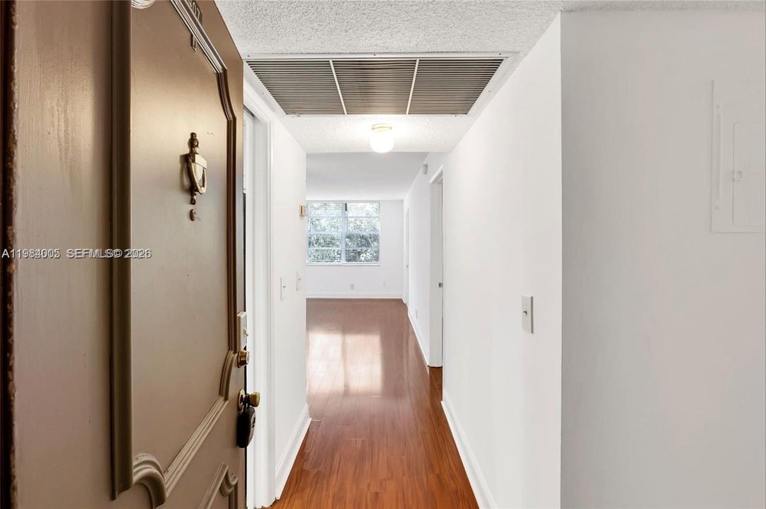For Sale: $185,000 (1 beds, 1 baths, 654 Square Feet)
