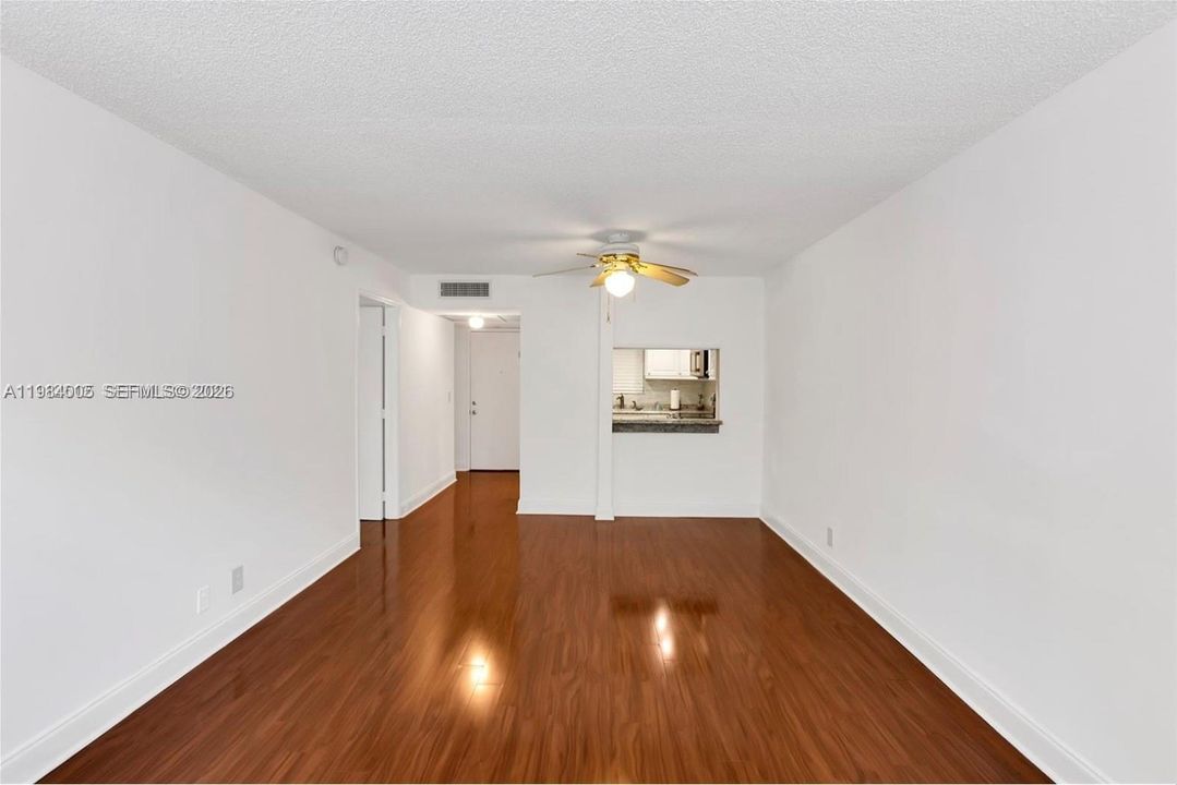 For Sale: $185,000 (1 beds, 1 baths, 654 Square Feet)