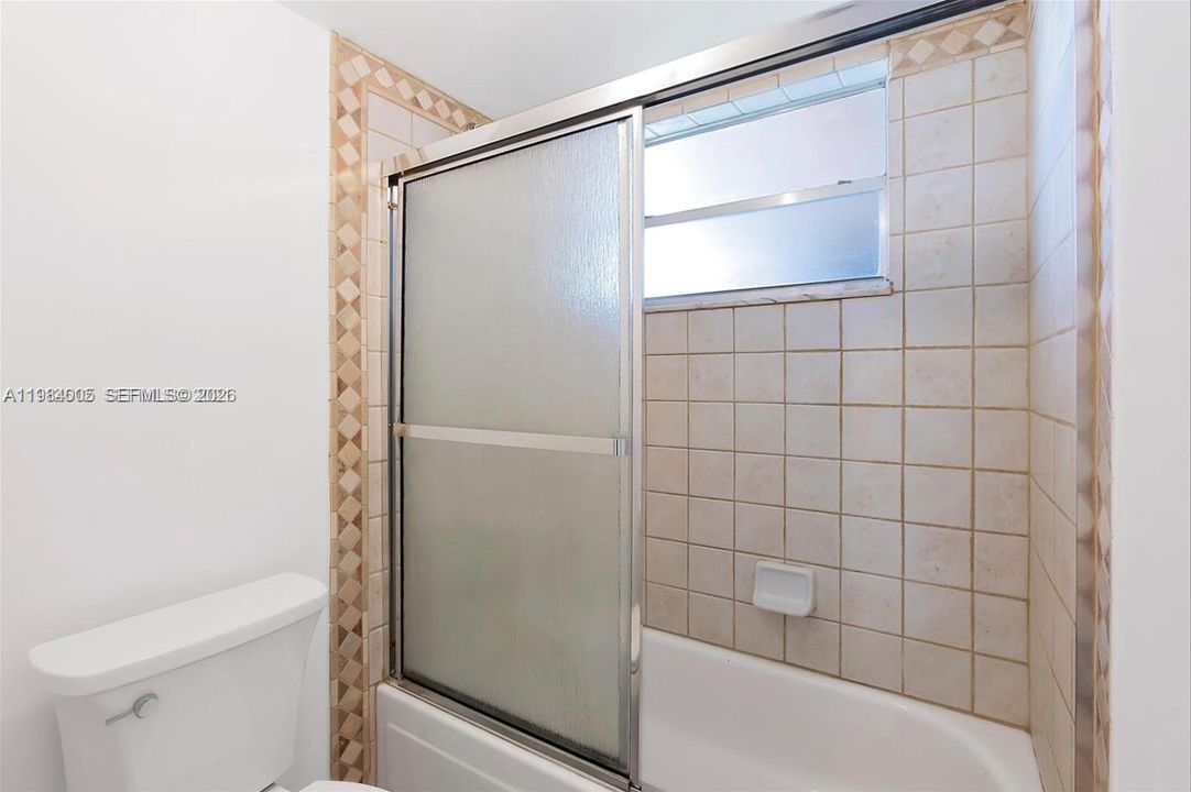 For Sale: $185,000 (1 beds, 1 baths, 654 Square Feet)