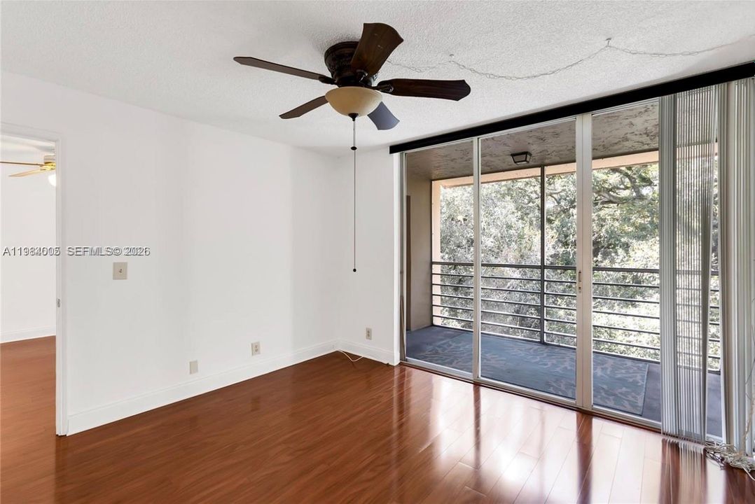 For Sale: $185,000 (1 beds, 1 baths, 654 Square Feet)