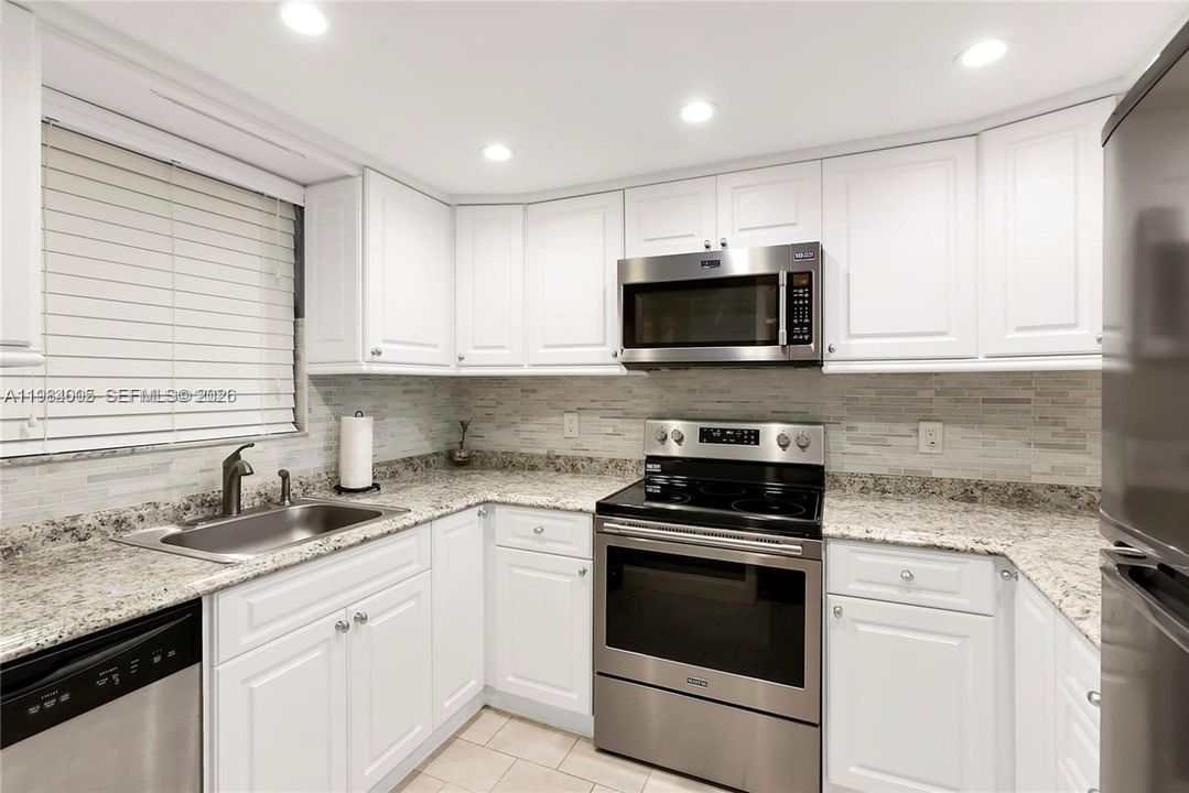 For Sale: $185,000 (1 beds, 1 baths, 654 Square Feet)