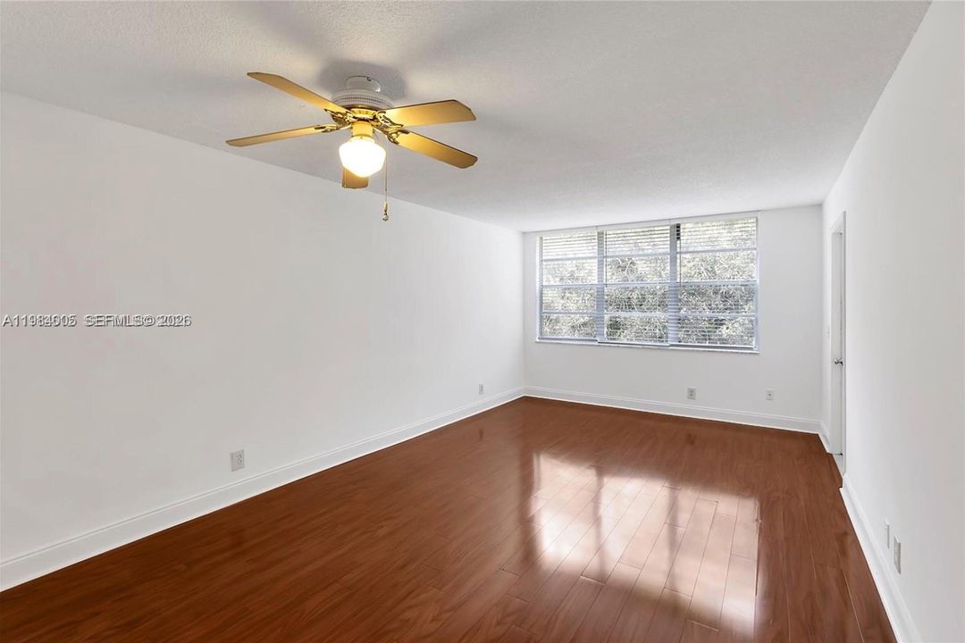 For Sale: $185,000 (1 beds, 1 baths, 654 Square Feet)