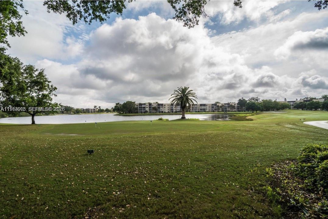 For Sale: $185,000 (1 beds, 1 baths, 654 Square Feet)