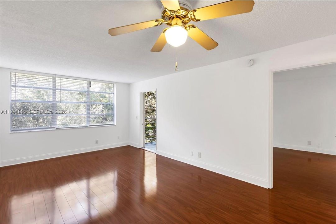 For Sale: $185,000 (1 beds, 1 baths, 654 Square Feet)