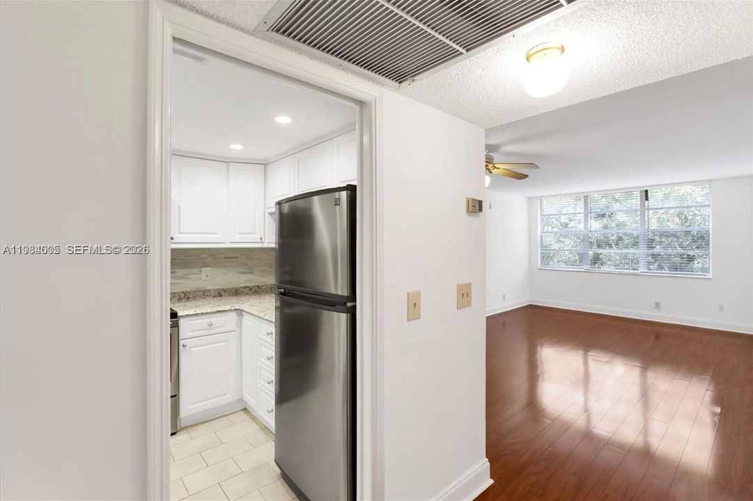 For Sale: $185,000 (1 beds, 1 baths, 654 Square Feet)
