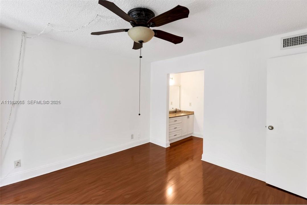 For Sale: $185,000 (1 beds, 1 baths, 654 Square Feet)