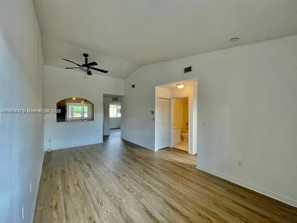 For Sale: $249,000 (2 beds, 2 baths, 910 Square Feet)