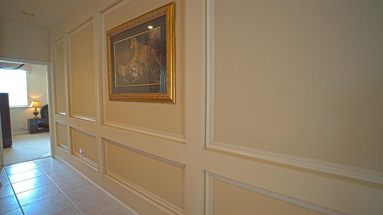 walls with picture frame molding