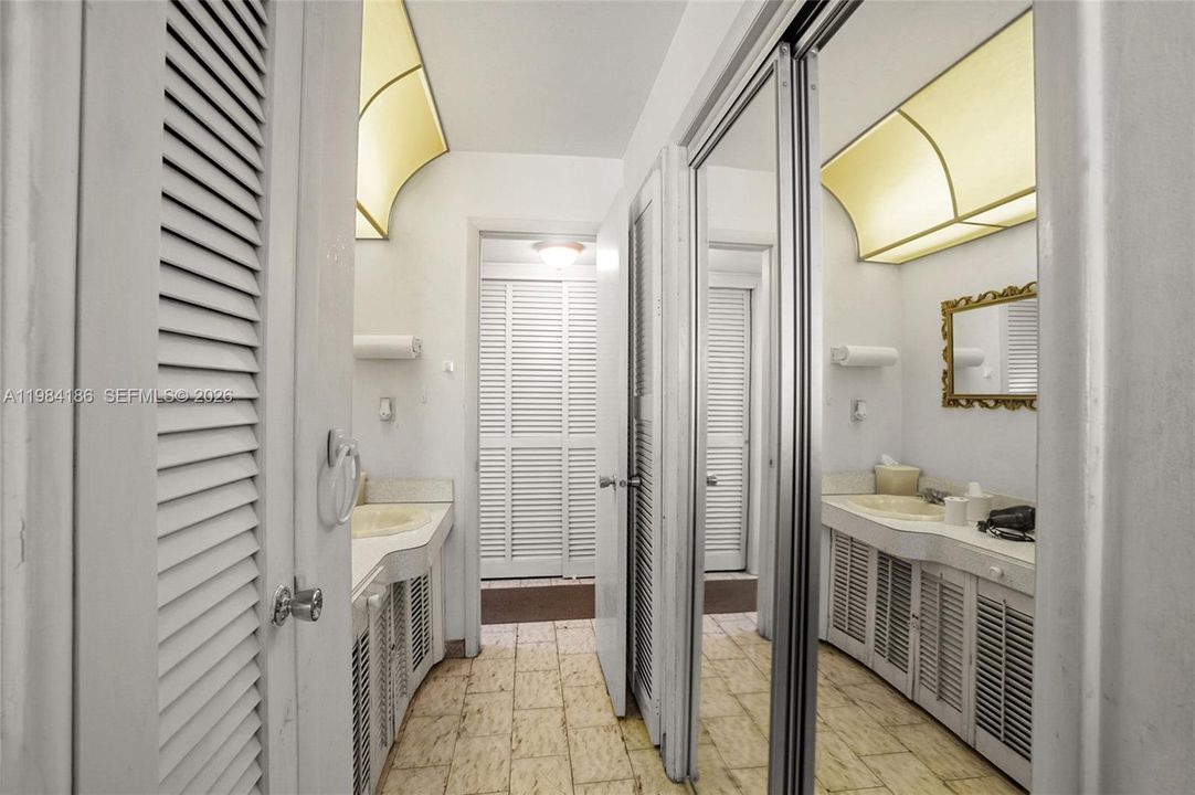 Active With Contract: $110,000 (1 beds, 1 baths, 954 Square Feet)
