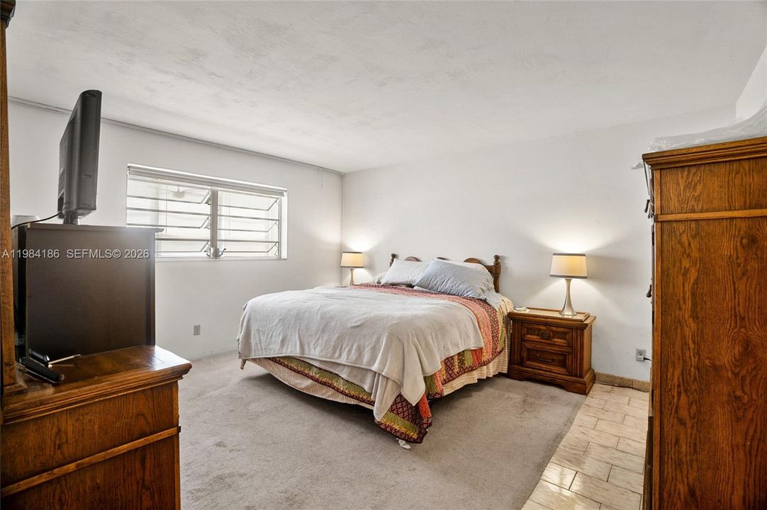 Active With Contract: $110,000 (1 beds, 1 baths, 954 Square Feet)