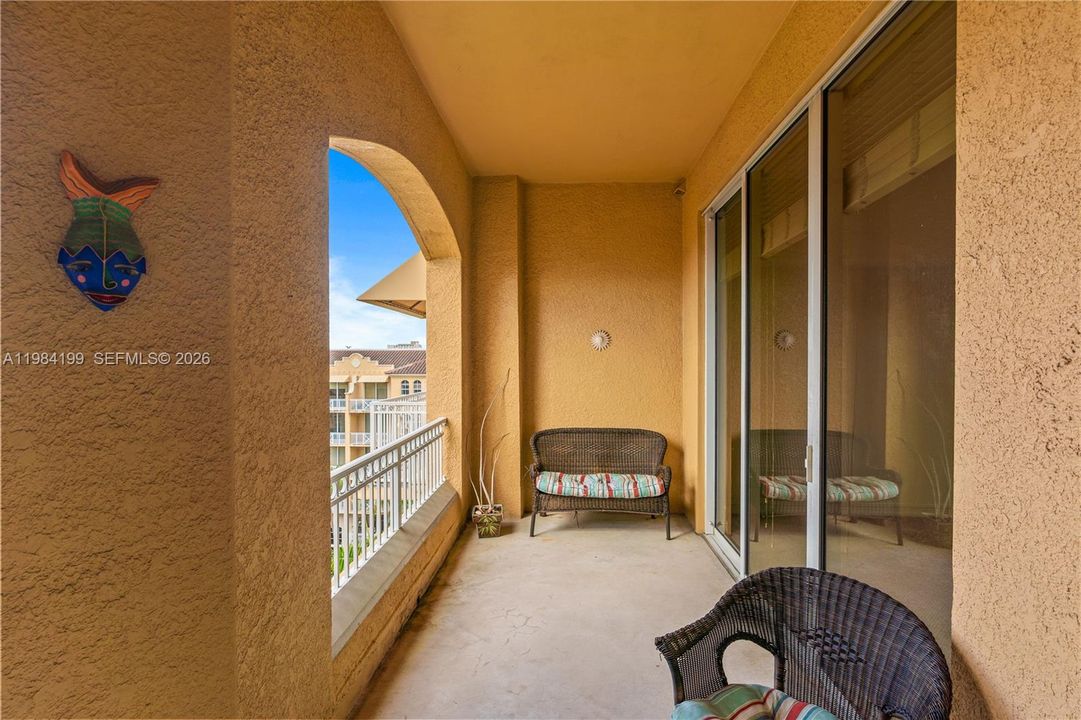 For Sale: $525,000 (2 beds, 2 baths, 1355 Square Feet)