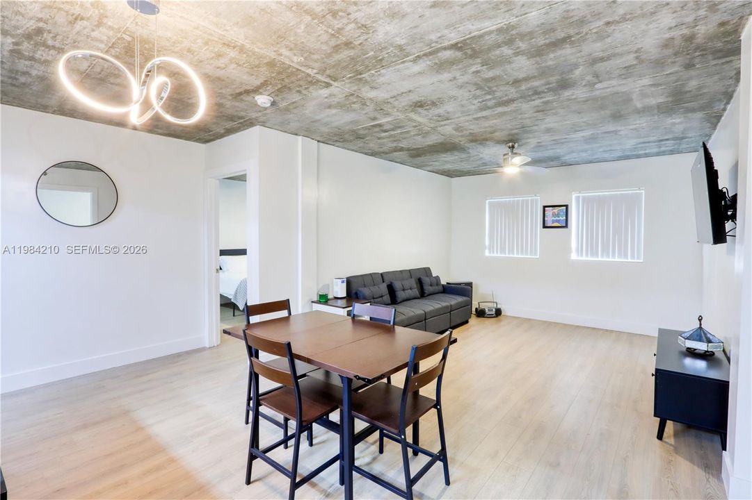 En Venta: $365,000 (2 camas, 2 baños, 1037 Pies cuadrados)