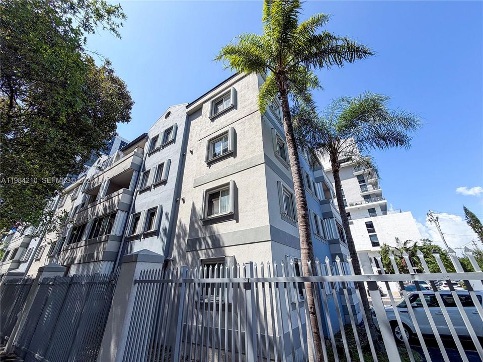 En Venta: $365,000 (2 camas, 2 baños, 1037 Pies cuadrados)