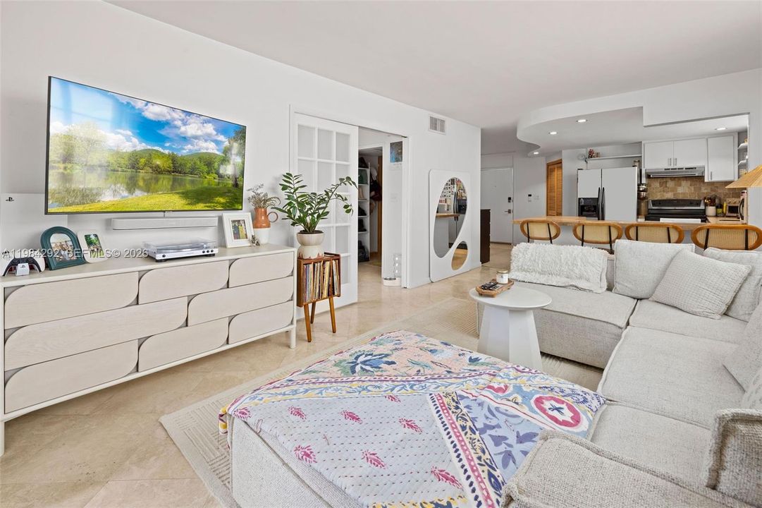Active With Contract: $319,000 (1 beds, 1 baths, 681 Square Feet)