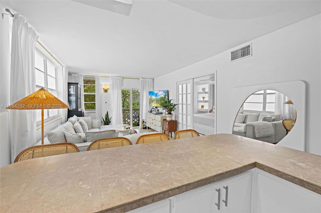 Active With Contract: $319,000 (1 beds, 1 baths, 681 Square Feet)