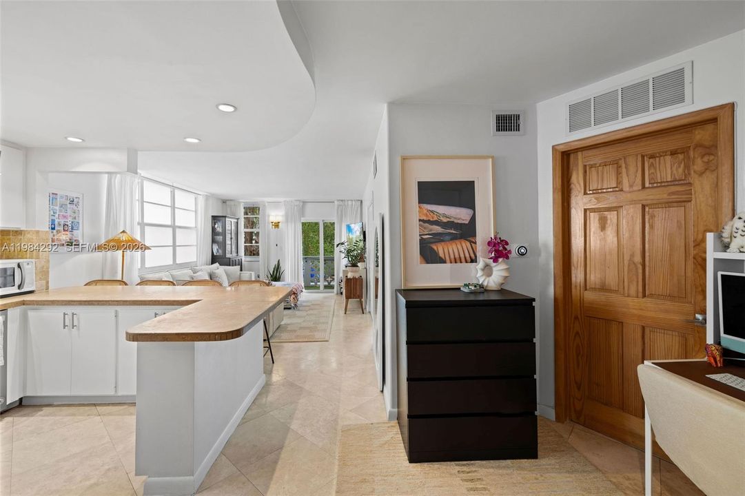 Active With Contract: $319,000 (1 beds, 1 baths, 681 Square Feet)