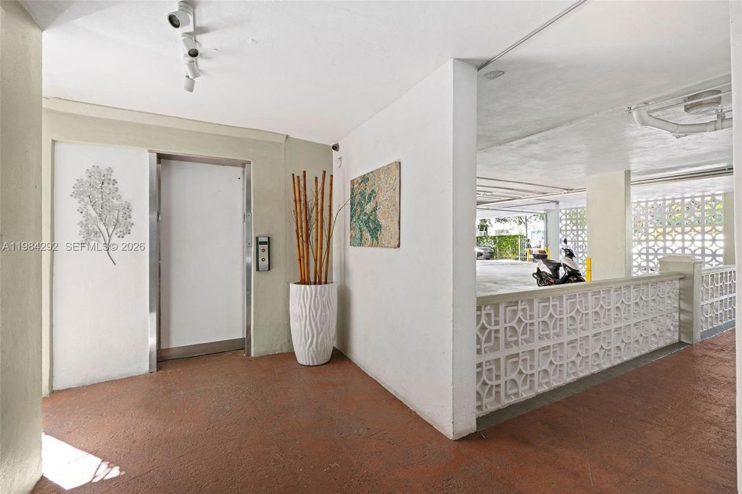 Active With Contract: $319,000 (1 beds, 1 baths, 681 Square Feet)