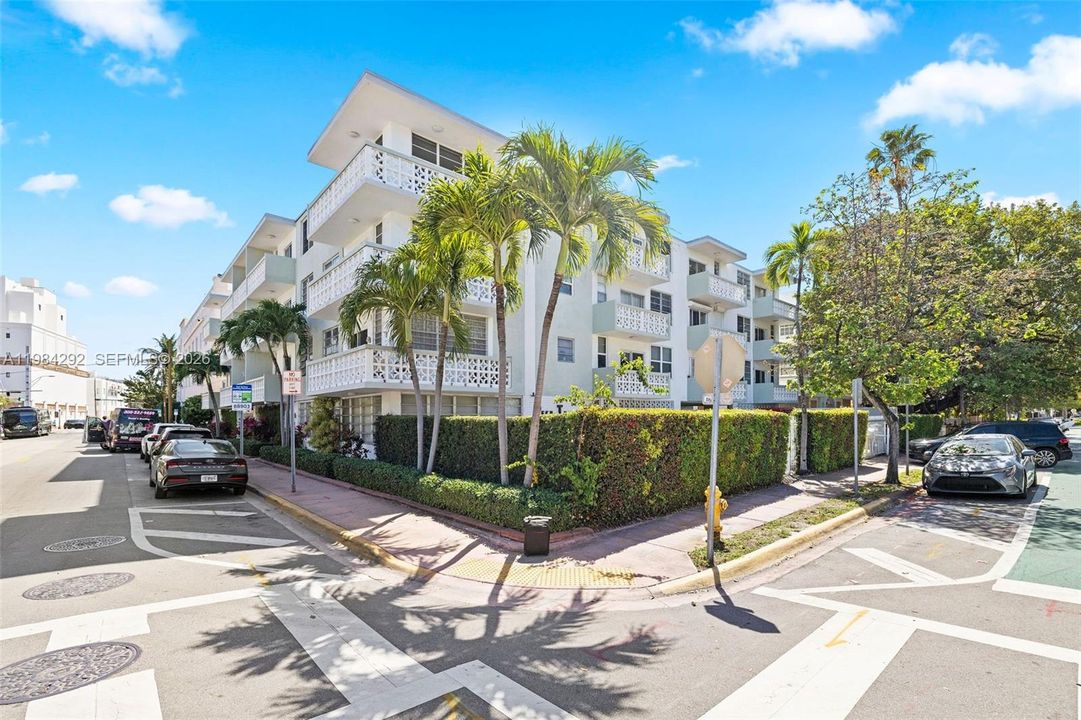 Active With Contract: $319,000 (1 beds, 1 baths, 681 Square Feet)