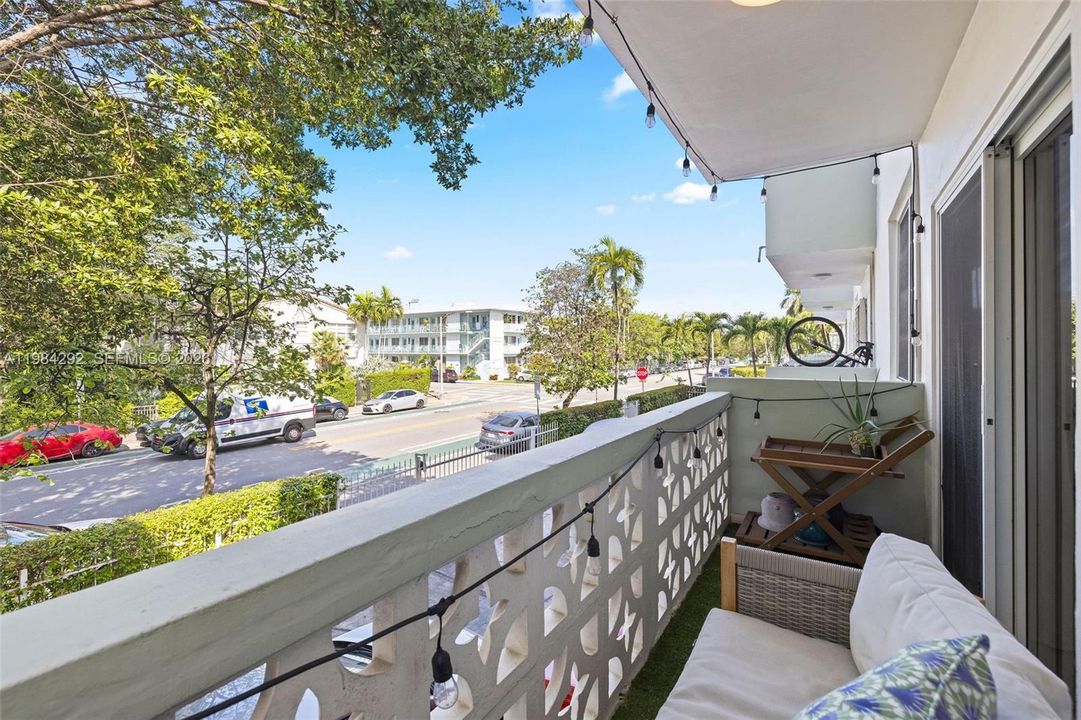 Active With Contract: $319,000 (1 beds, 1 baths, 681 Square Feet)
