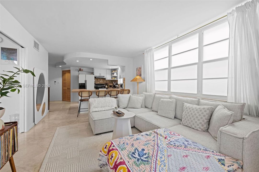 Active With Contract: $319,000 (1 beds, 1 baths, 681 Square Feet)