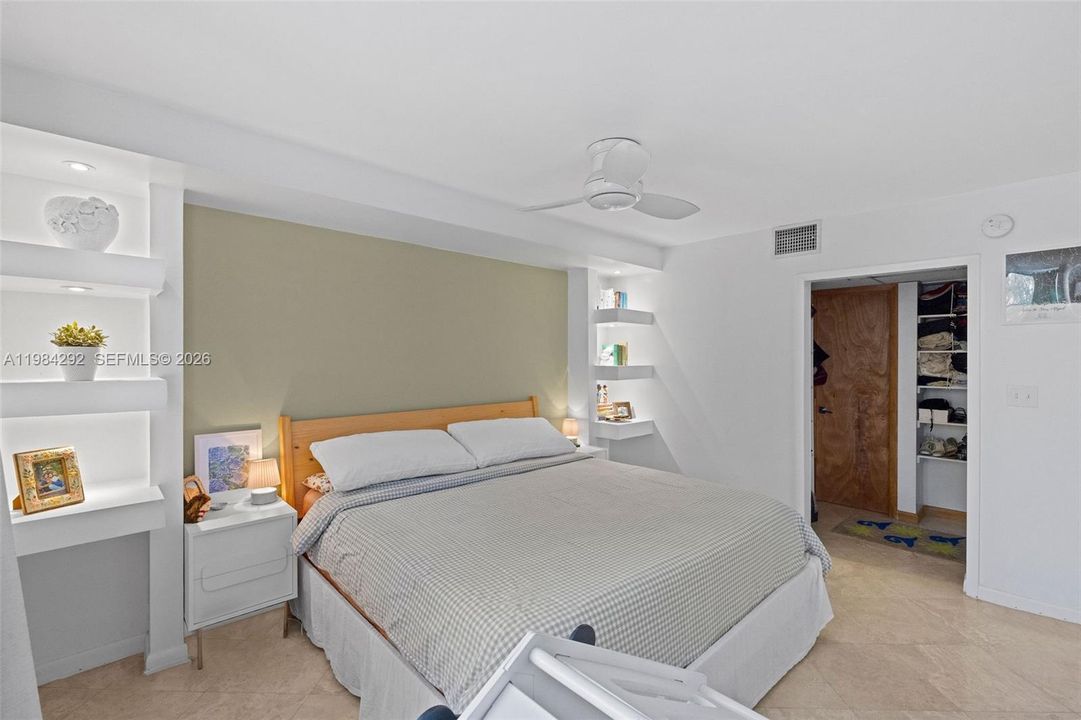 Active With Contract: $319,000 (1 beds, 1 baths, 681 Square Feet)