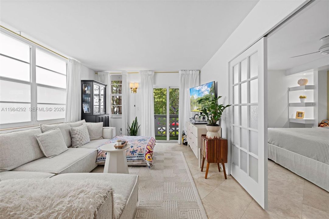 Active With Contract: $319,000 (1 beds, 1 baths, 681 Square Feet)
