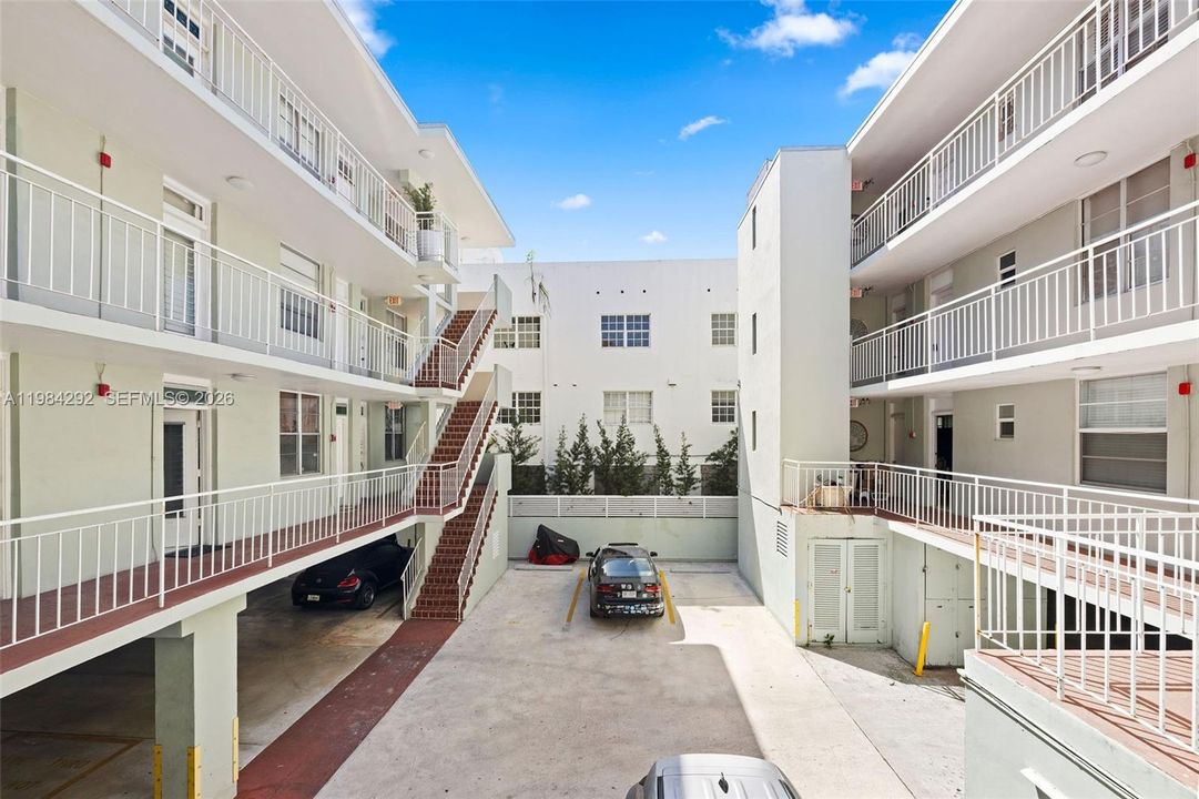 Active With Contract: $319,000 (1 beds, 1 baths, 681 Square Feet)