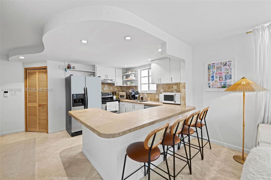 Active With Contract: $319,000 (1 beds, 1 baths, 681 Square Feet)