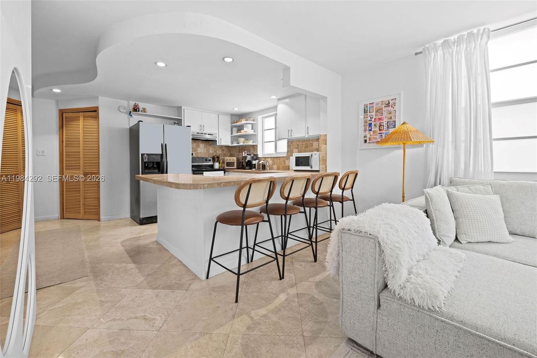 Active With Contract: $319,000 (1 beds, 1 baths, 681 Square Feet)