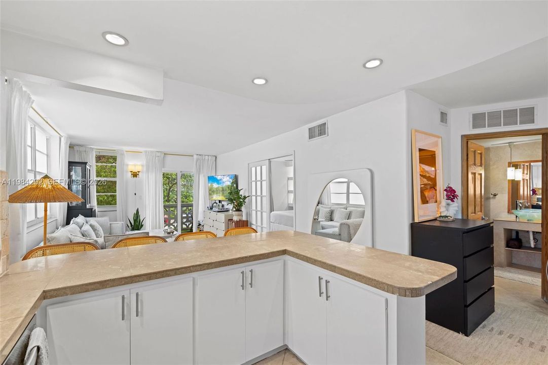Active With Contract: $319,000 (1 beds, 1 baths, 681 Square Feet)