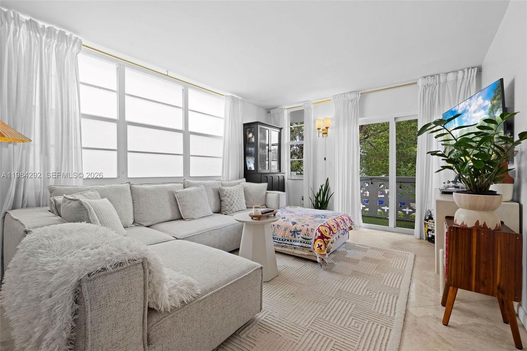 Active With Contract: $319,000 (1 beds, 1 baths, 681 Square Feet)