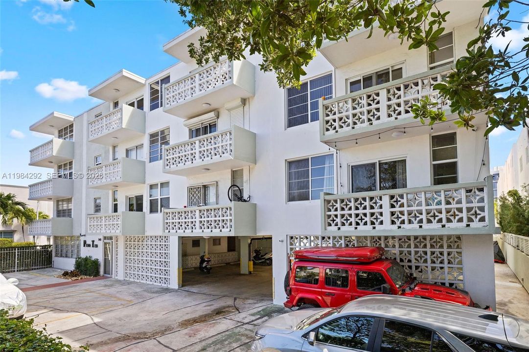 Active With Contract: $319,000 (1 beds, 1 baths, 681 Square Feet)