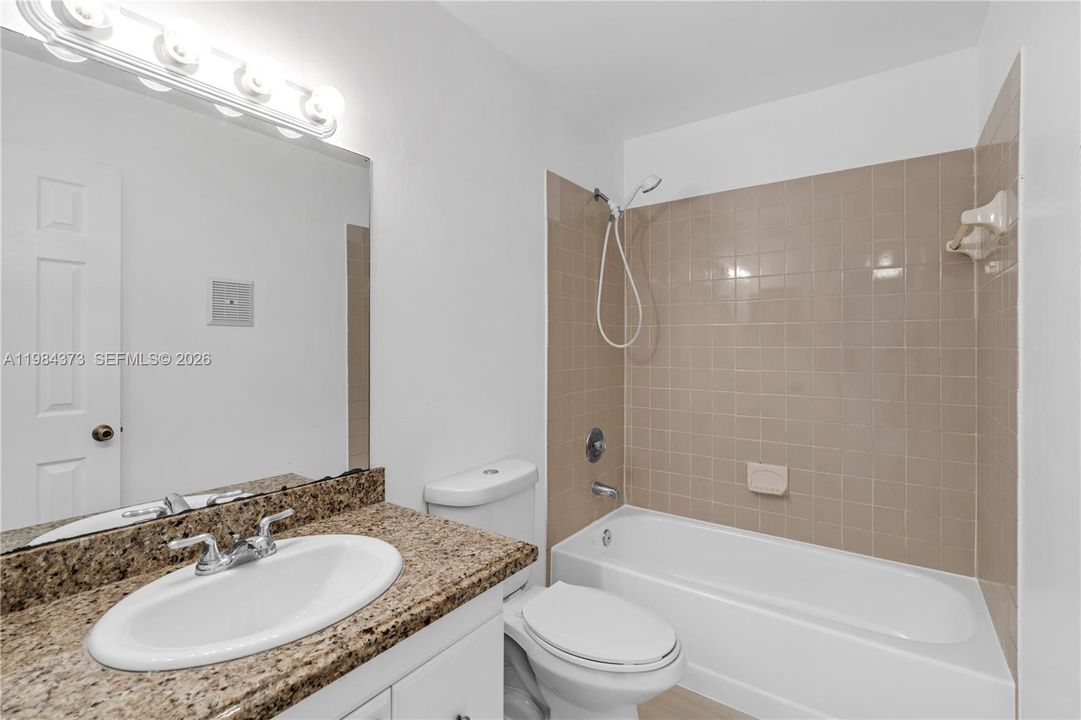 На продажу: $245,000 (3 спален, 2 ванн, 1195 Квадратных фут)