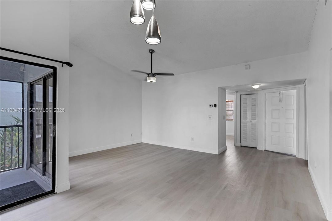 На продажу: $245,000 (3 спален, 2 ванн, 1195 Квадратных фут)