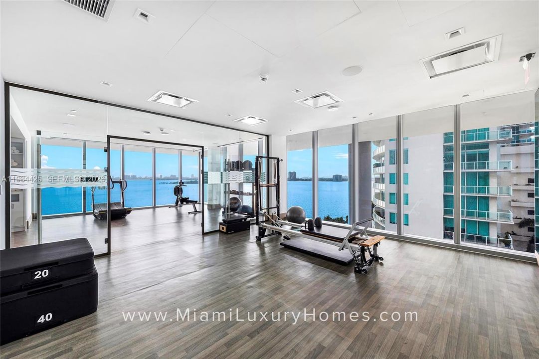 Vendido Recientemente: $4,295,000 (4 camas, 6 baños, 3788 Pies cuadrados)