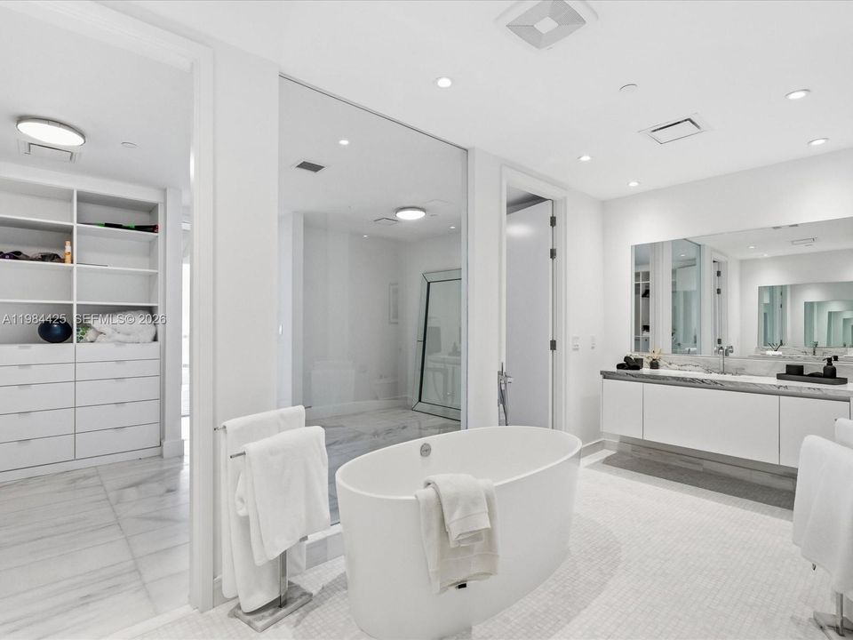 Vendido Recientemente: $4,295,000 (4 camas, 6 baños, 3788 Pies cuadrados)