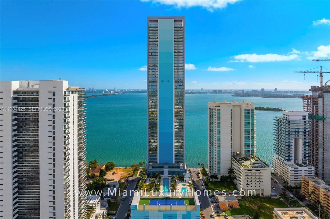 Vendido Recientemente: $4,295,000 (4 camas, 6 baños, 3788 Pies cuadrados)