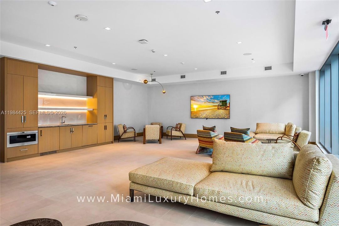 Vendido Recientemente: $4,295,000 (4 camas, 6 baños, 3788 Pies cuadrados)