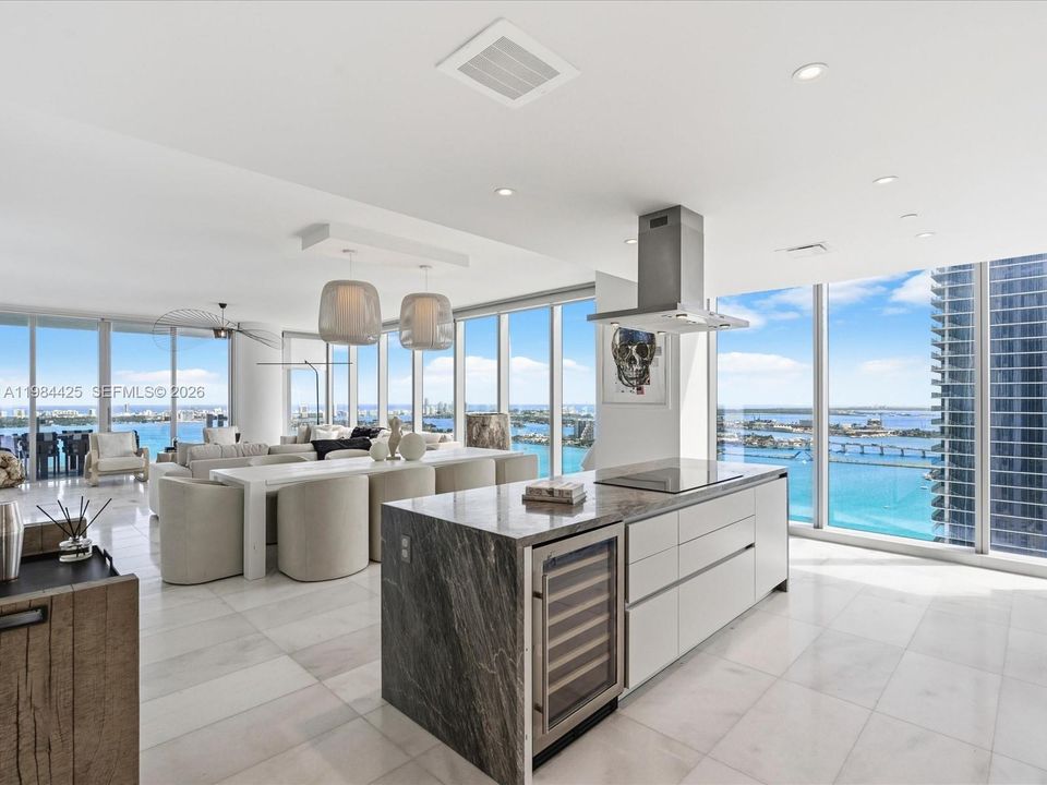 Vendido Recientemente: $4,295,000 (4 camas, 6 baños, 3788 Pies cuadrados)