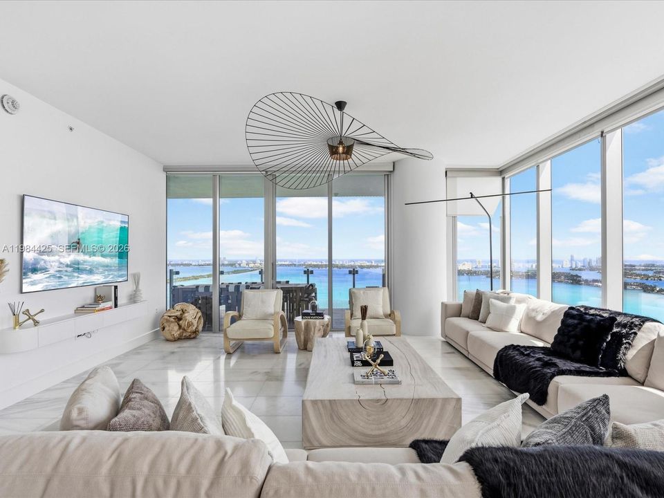 Vendido Recientemente: $4,295,000 (4 camas, 6 baños, 3788 Pies cuadrados)