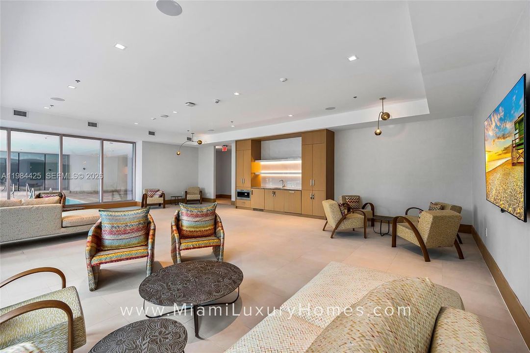 Vendido Recientemente: $4,295,000 (4 camas, 6 baños, 3788 Pies cuadrados)