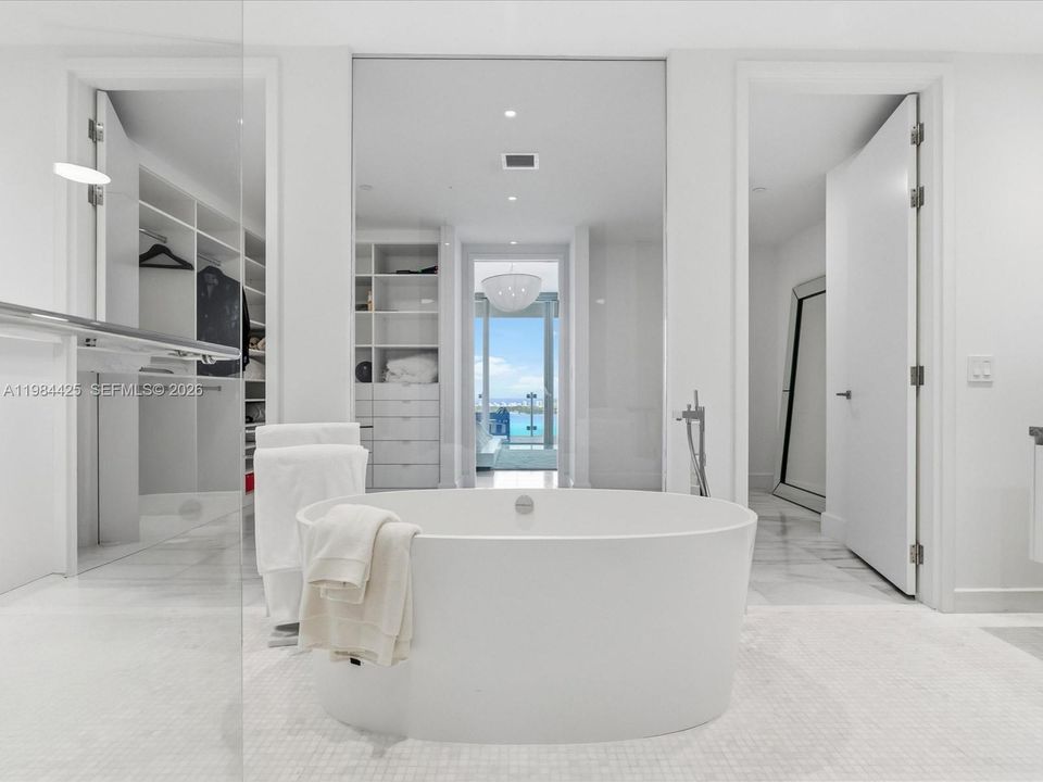 Vendido Recientemente: $4,295,000 (4 camas, 6 baños, 3788 Pies cuadrados)